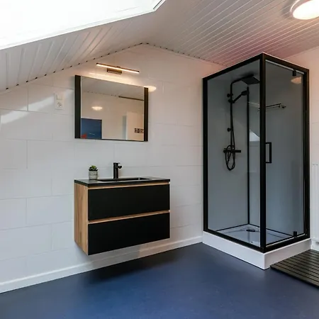Huswell - Sunny & Stylish Beachside Retreat *